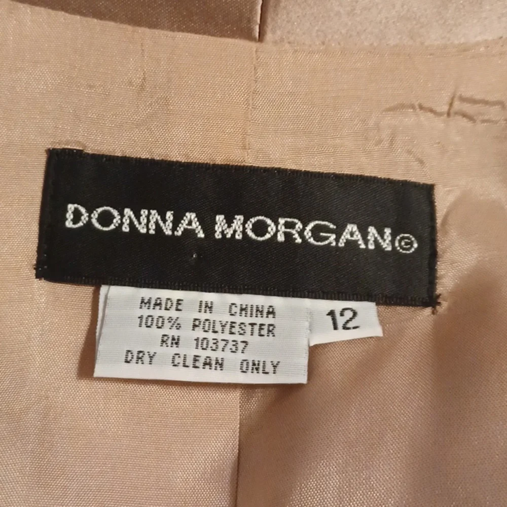 DONNA MORGAN Beige Satin Button Down Blouse With Pleats & Bow. Size 12 - Picture 10 of 10